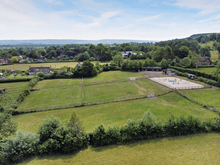 Equestrian facility in Elmley Castle with 3 acres, stables, ménage, solar power & views, perfect for horse Owners